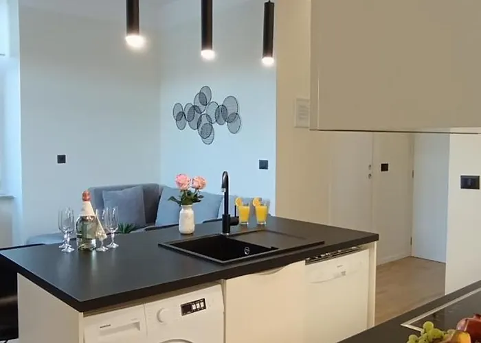 Mandrac With Sea View And Free Parking דירה