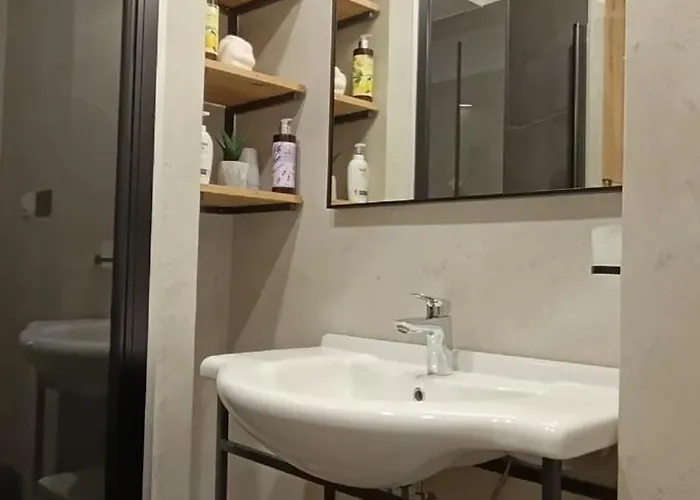 Mandrac With Sea View And Free Parking דירה