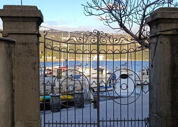Mandrac With Sea View And Free Parking Apartament