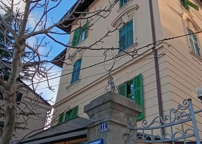 Mandrac With Sea View And Free Parking Apartament *