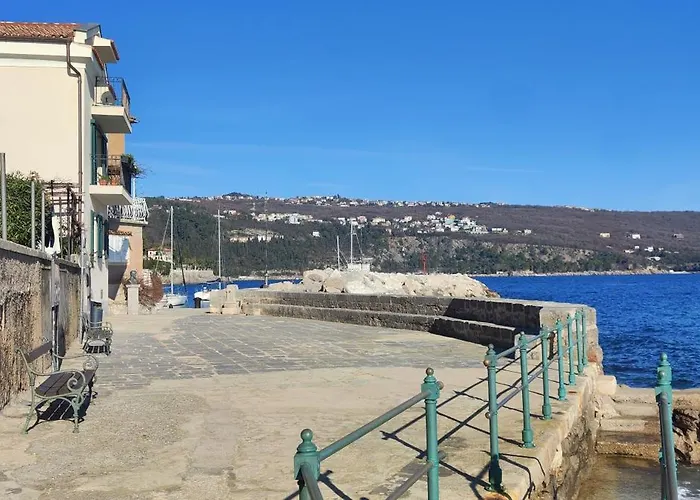 Mandrac With Sea View And Free Parking Apartament *